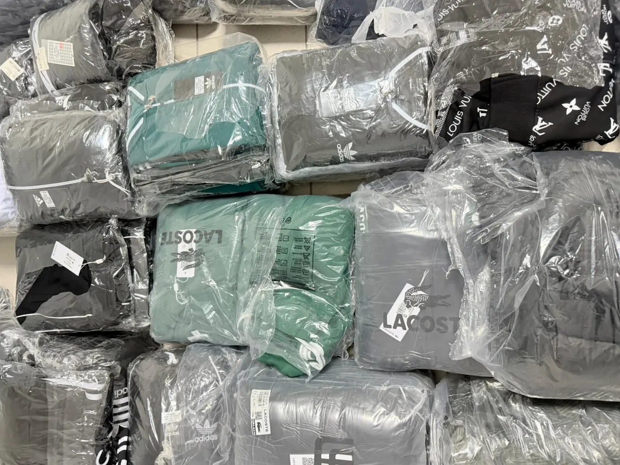 Circa 300 de articole vestimentare contrafăcute, confiscate de ofițerii vamali în sudul țării