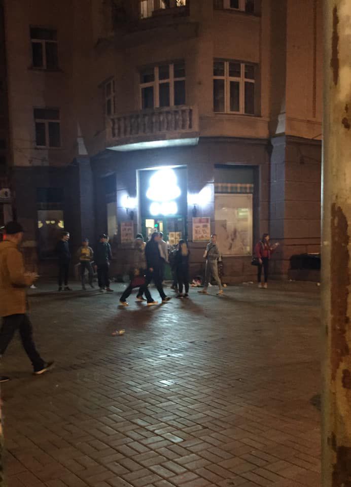 Полсотни подростков разгромили магазин в центре Киева