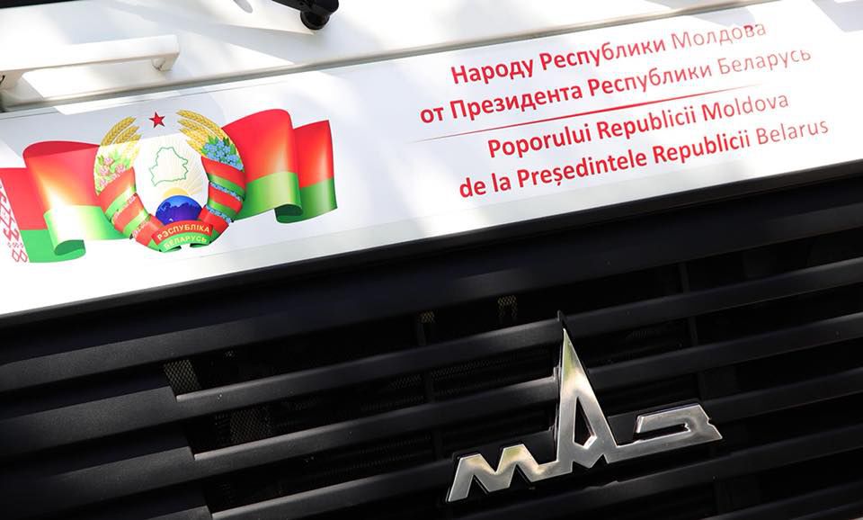 Додон распределяет по республике подаренную Лукашенко технику