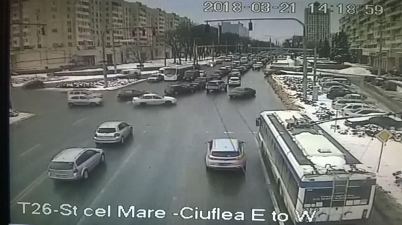InfoTrafic 17:05: Ambuteiaje în Capitală. Semafoare defecte