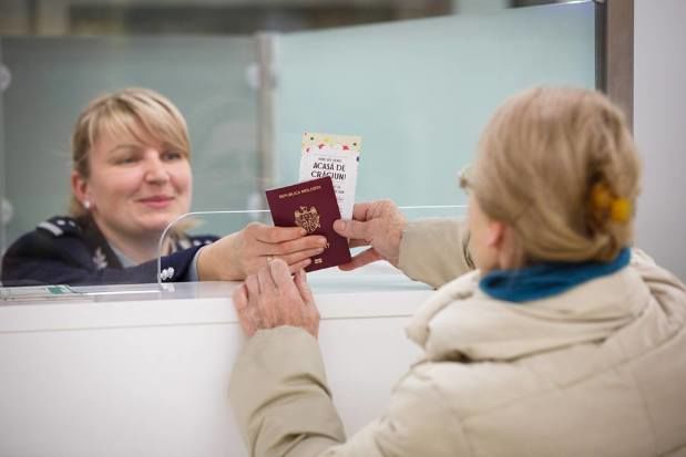 Promovare a Târgului de Crăciun la frontieră! Persoanele care intră pe teritoriul Republii Moldova primesc invitațiile în pașaport