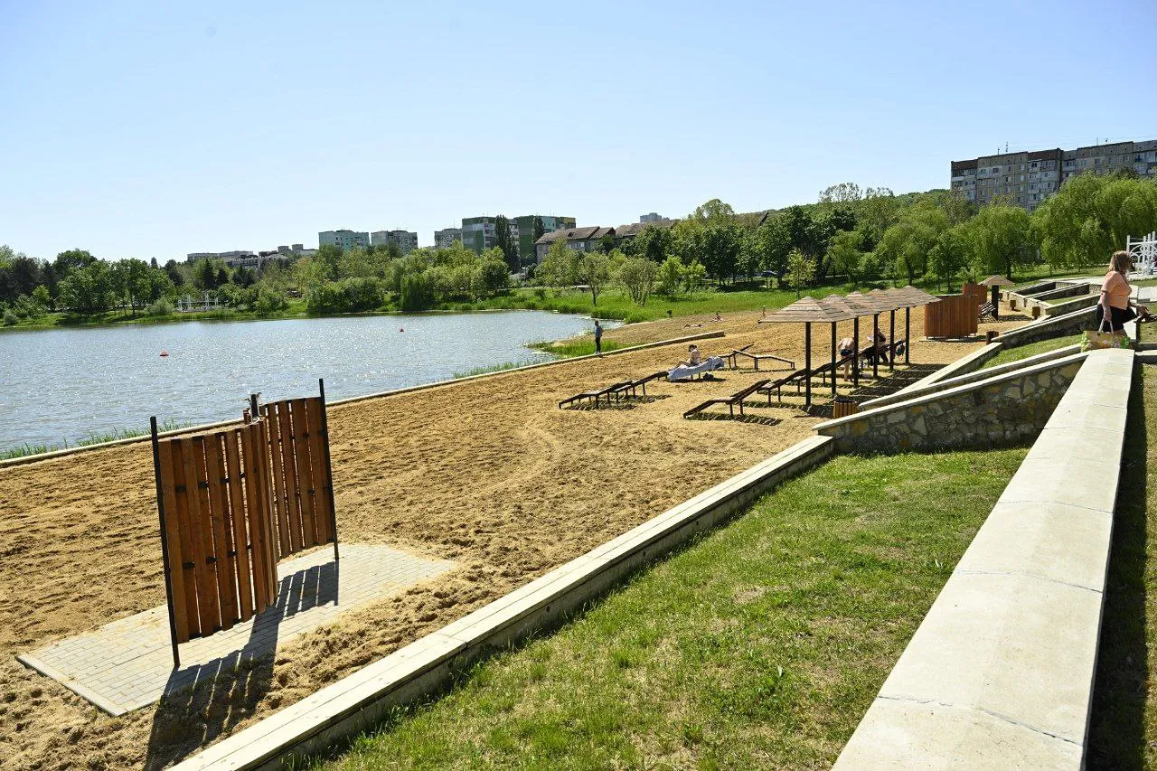 Plajele din Capitală sunt în proces de pregătire pentru sezonul estival