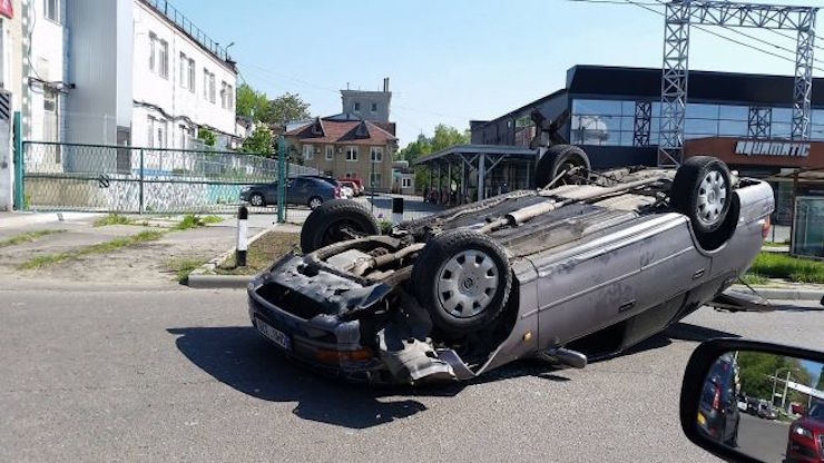 На Чеканах перевернулся легковой автомобиль