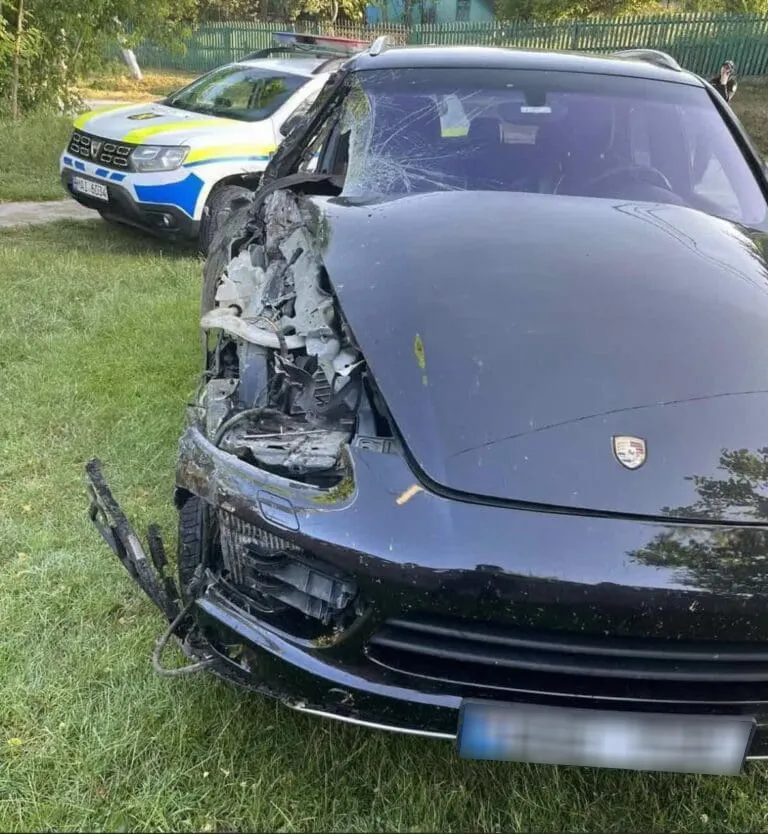 Полицейский разбил Porsche и скрылся с места ДТП в Унгенах: предполагается, что он был пьян