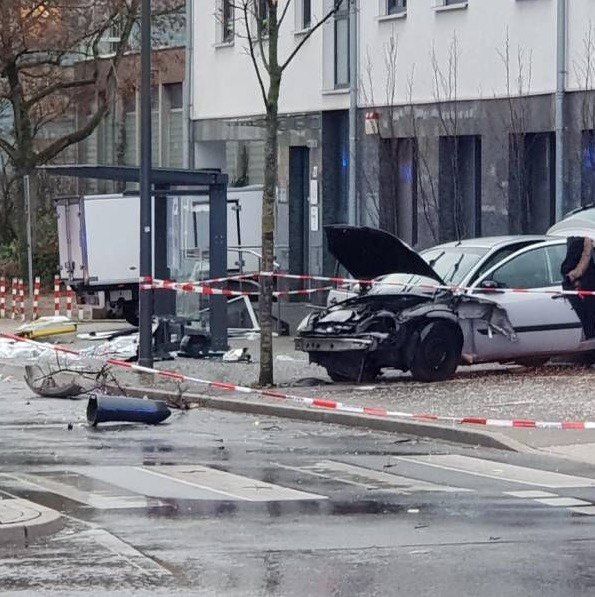 В Германии автомобиль наехал на автобусную остановку