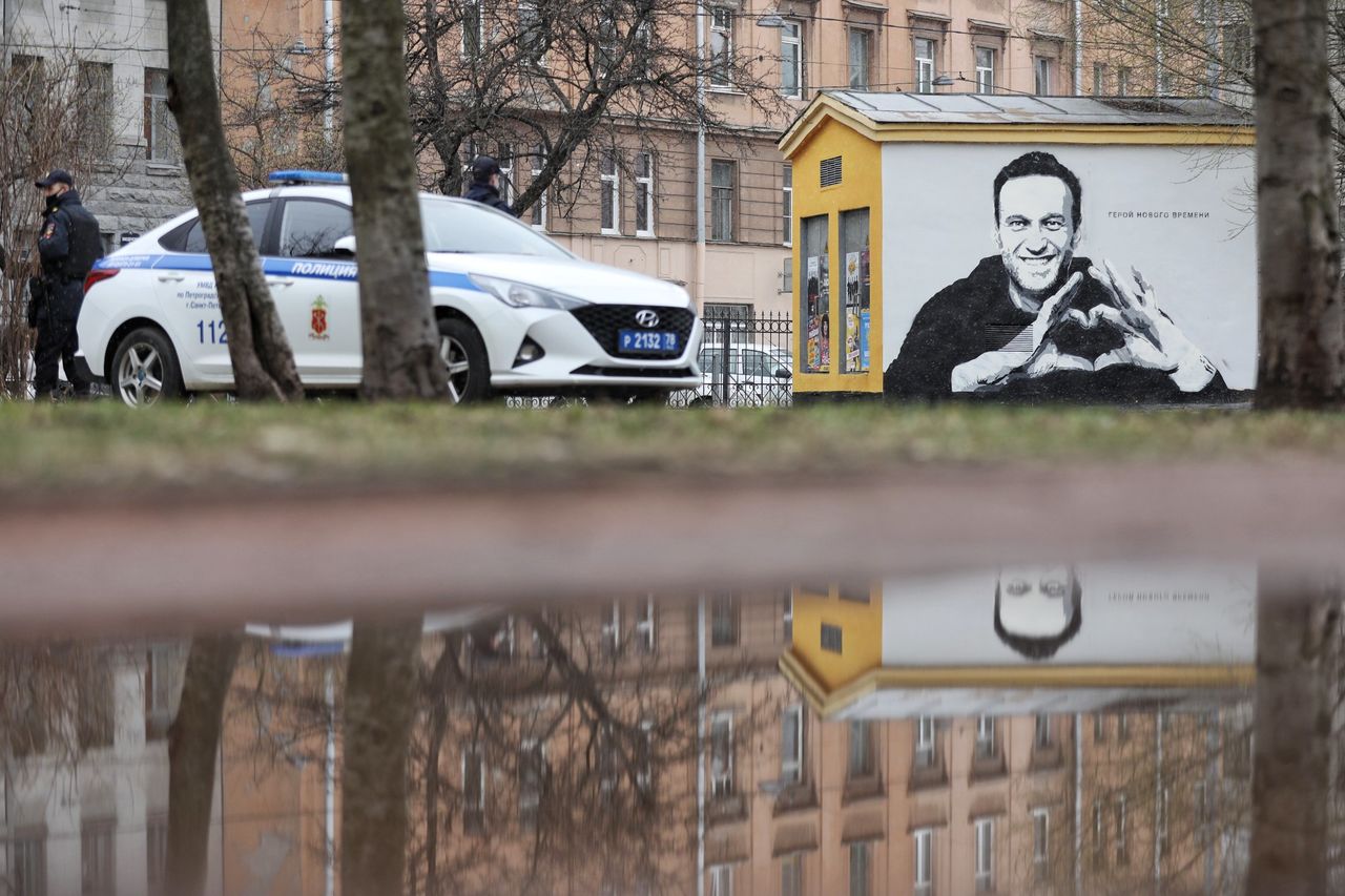 В Петербурге появилось граффити «Герой нового времени» с Навальным