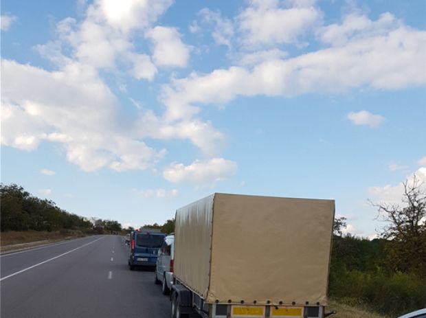 Circa 200 de mii de țigarete urmau să ”zboare” în România cu un motodeltaplan. Moldoveanul suspect a refuzat să ofere explicații