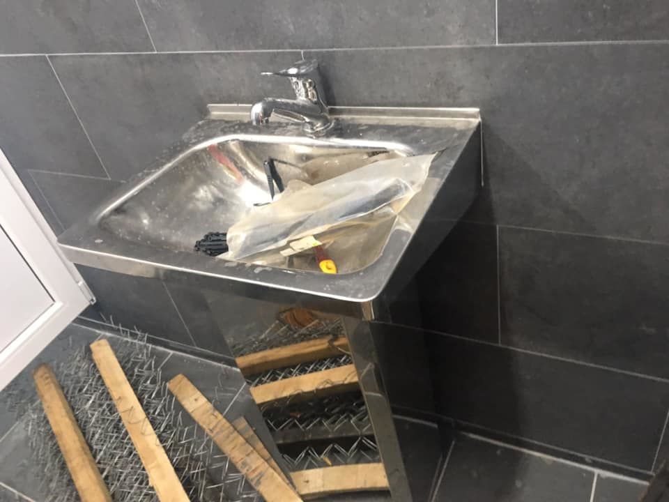 Туалеты у спортивного комплекса в парке "Долина Роз" все еще не работают