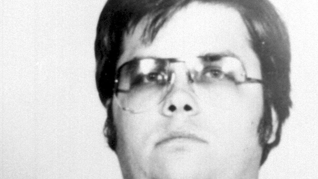 Редкие снимки Джона Леннона со своим убийцей показали в Сети