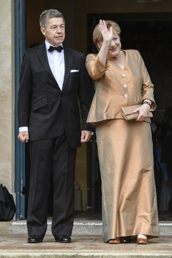Angela Merkel, cu burta la vedere, după un gest mai amplu