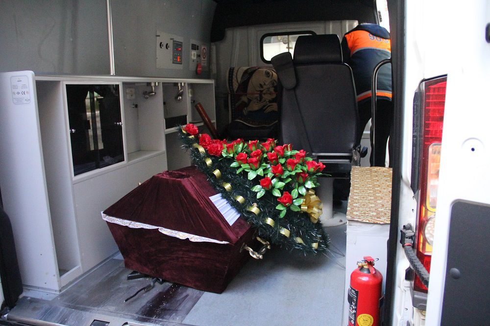 Fata în dializă, lăsată cu burta plesnită, înmormântată azi lângă mama sa