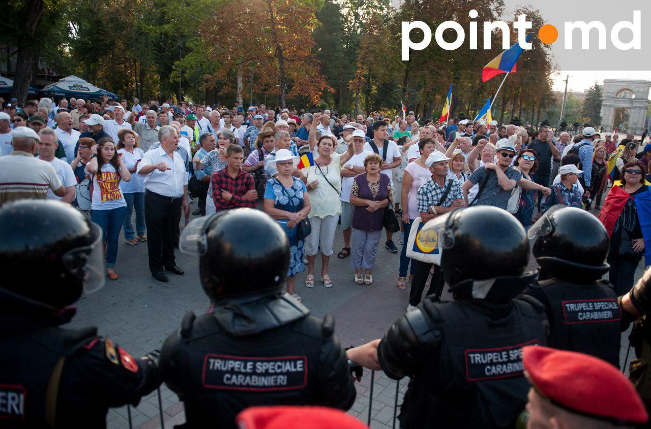 Полиция силой эвакуировала протестующих у памятника Штефану чел Маре
