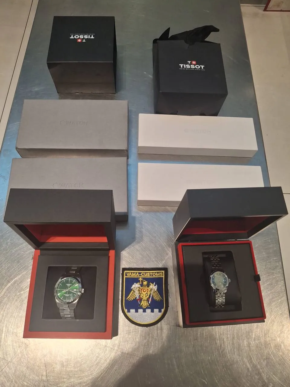 Два пассажира рейса из Стамбула рискуют лишиться часов и смартфонов