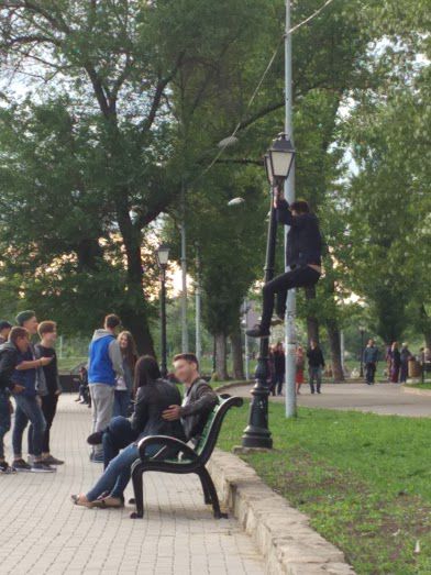 O gașcă de adolescenți s-au dat ieri în spectacol în Parcul Valea Morilor