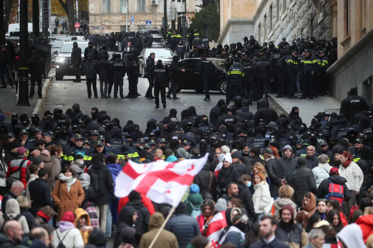 Протестующие забросали яйцами парламент Грузии: первое заседание началось без оппозиции
