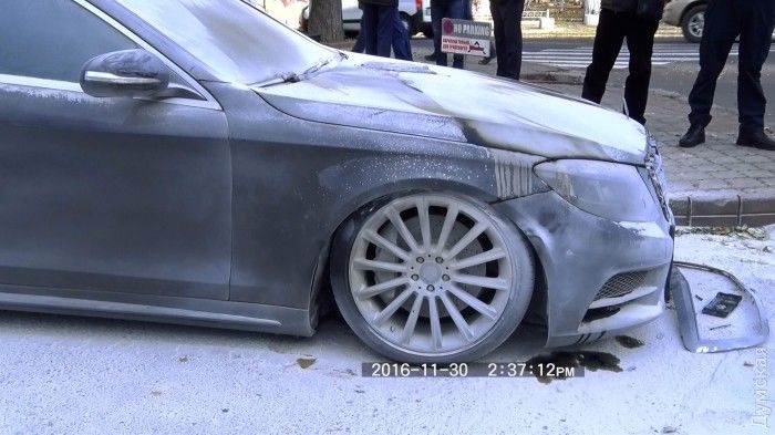 В центре Одессы двое неизвестных сожгли люксовый «Мерседес»