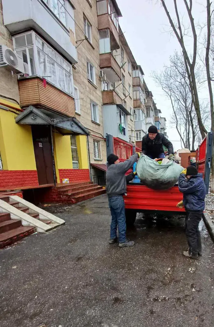 Un apartament, transformat într-o groapă pentru gunoi: Locatarii unui bloc din Chișinău s-au plâns de vecinul lor