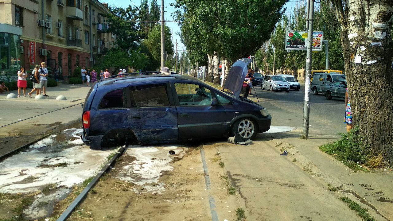ДТП в Одессе с участием машины из Молдовы: один из автомобилей перевернулся