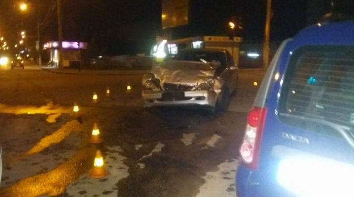 Accident rutier la miezul nopții: Un automobil s-a răsturnat de câteva ori. Ce spun șoferii implicați