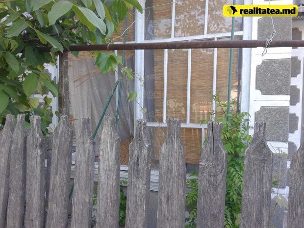O familie din raionul Strășeni  s-a ales cu un geam spart de la o roată „zburătoare”