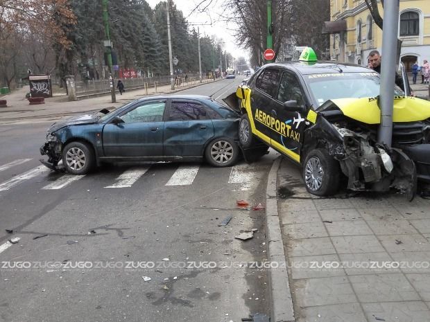 Accident rutier spectaculos în centrul capitalei. Un taxi a „zburat” peste un Audi, oprindu-se într-un pilon