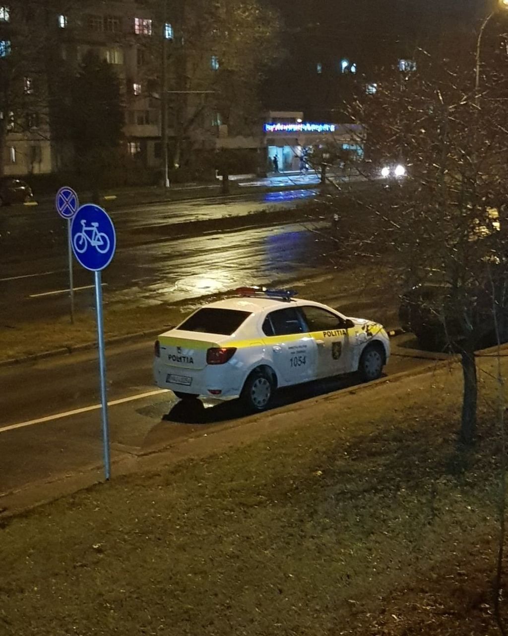 На Ботанике на полосе для велосипедистов припаркован автомобиль полиции