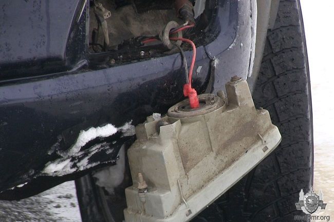 В Приднестровье Toyota въехала в столб, оборвав провода