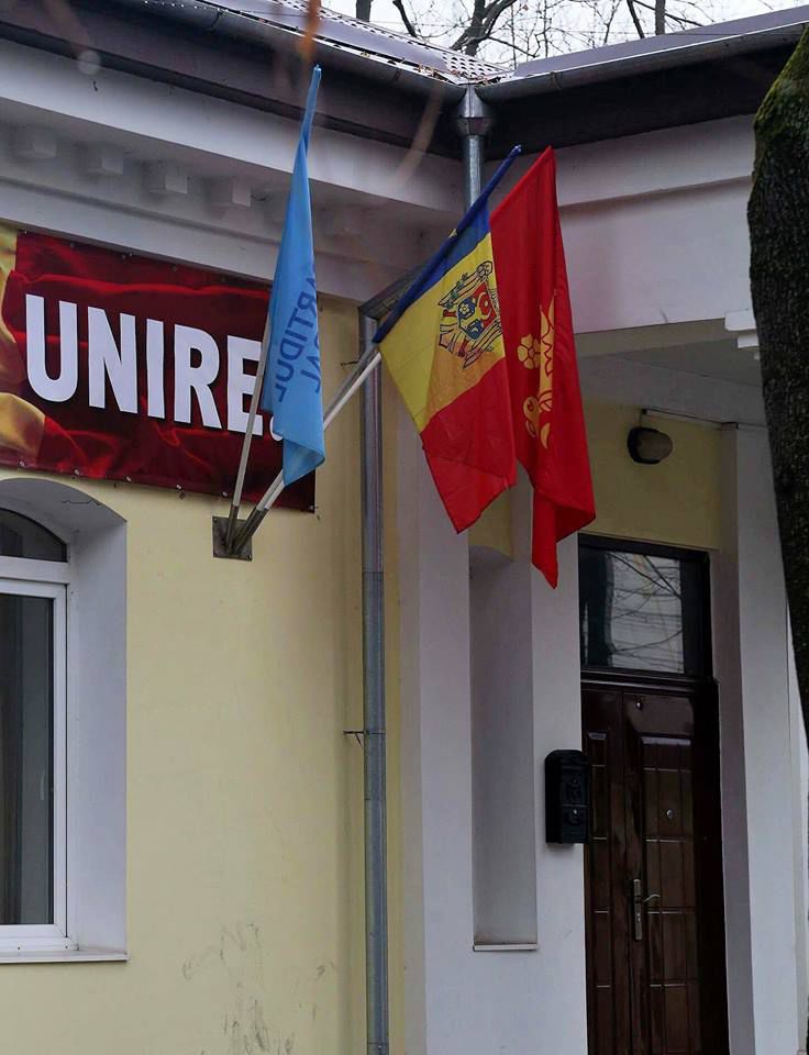„Războiul drapelelor” continuă: Liberalii s-au trezit cu steagul „moldoveniștilor” arborat la sediul central