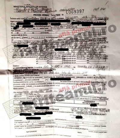 O poliţistă i-a luat permisul unui şofer şi, cu actul în mână, l-a amendat că nu-l are