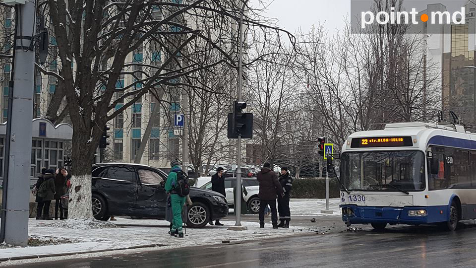 В центре Кишинева троллейбус столкнулся с легковушкой