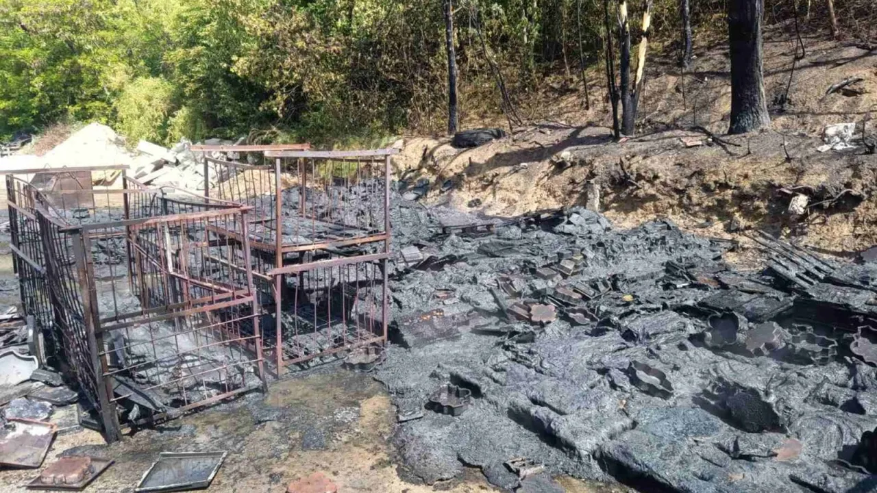 Incendiul din sectorul Râșcani: Flăcările au cuprins o suprafață de 100 m² unde se aflau forme din plastic