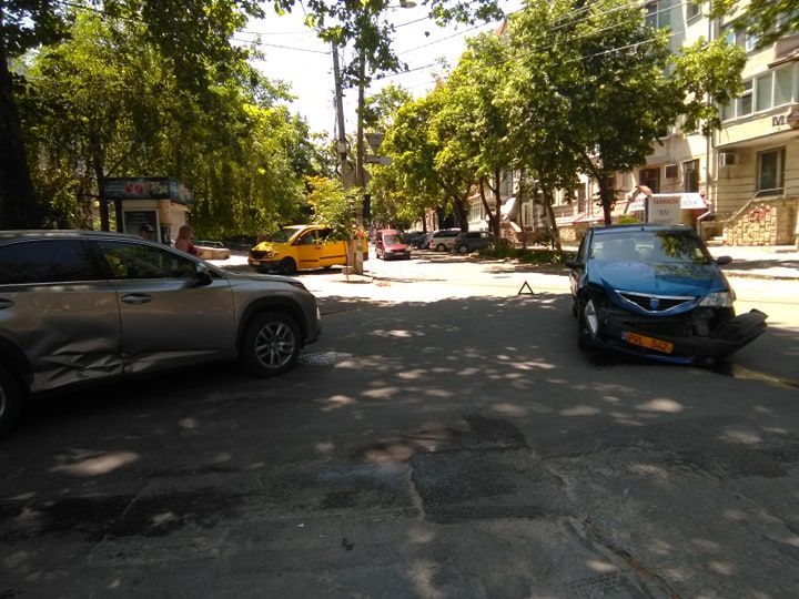 ДТП в столице: машина такси с пассажирами врезалась в Lexus