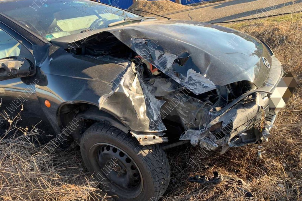 В селе Фрунзе автомобиль врезался в железобетонную опору