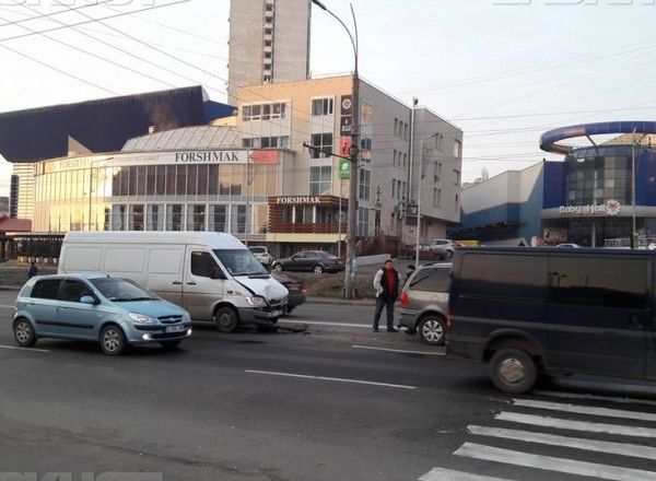 Утреннее ДТП в столице: в микроавтобус влетел Volkswagen