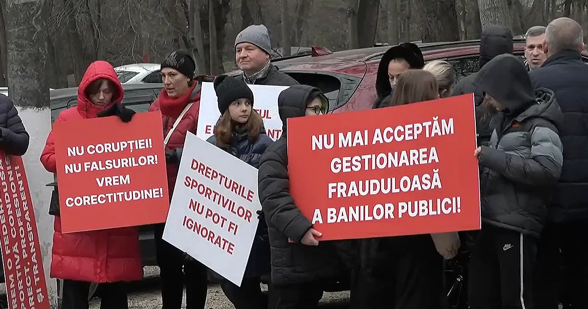 Родители и спортсмены провели акцию протеста перед зданием Федерации каратэ-до