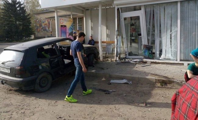 Un sofer a intrat cu masina intr-un magazin