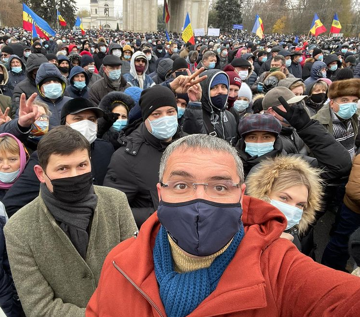 В центре Кишинева прошел масштабный митинг: люди требуют досрочных выборов