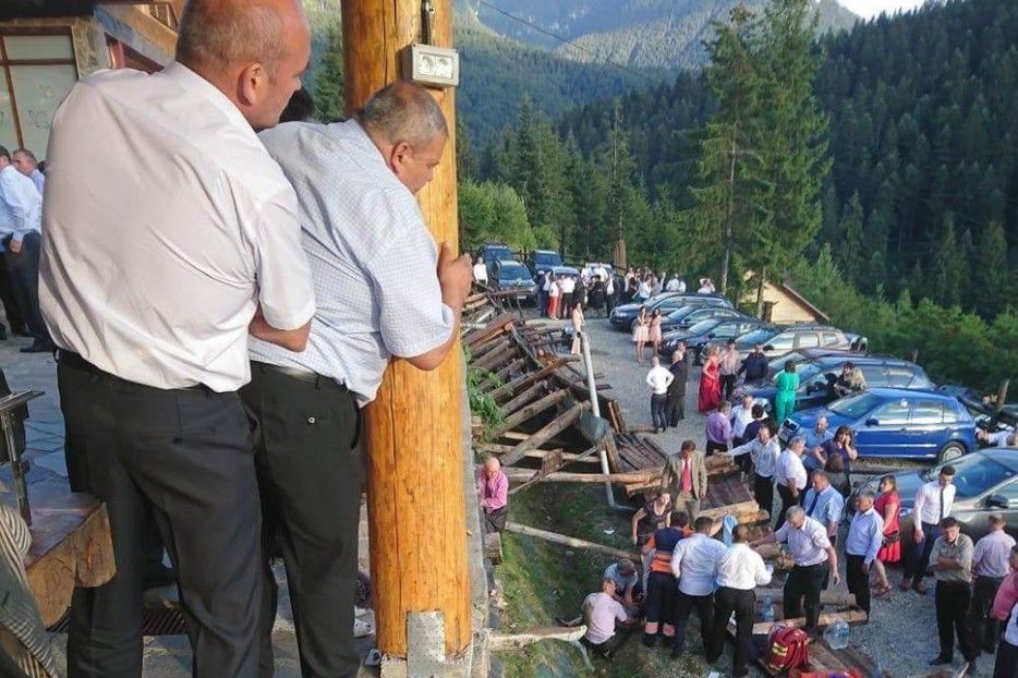 В Румынии гости свадьбы упали с трехметровой высоты