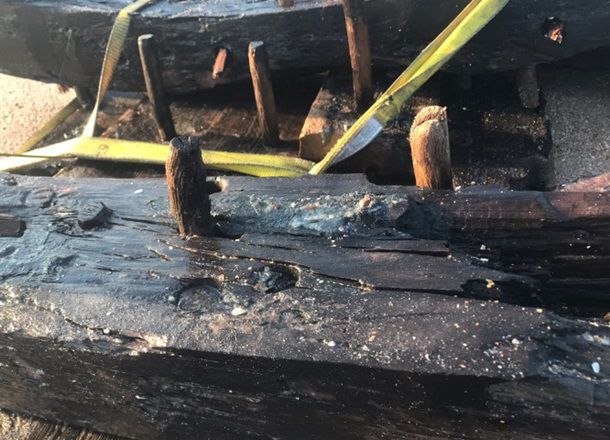 На берег Флориды вынесло часть старинного корабля