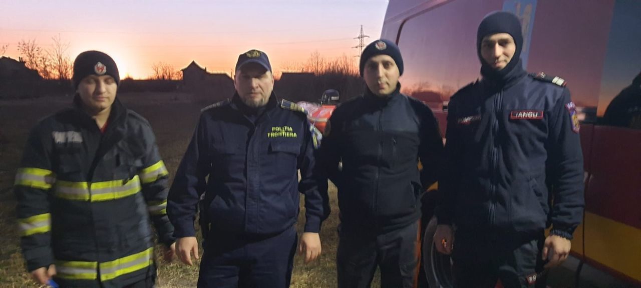 Пограничники вызволили лебедя, застрявшего во льду на реке Прут