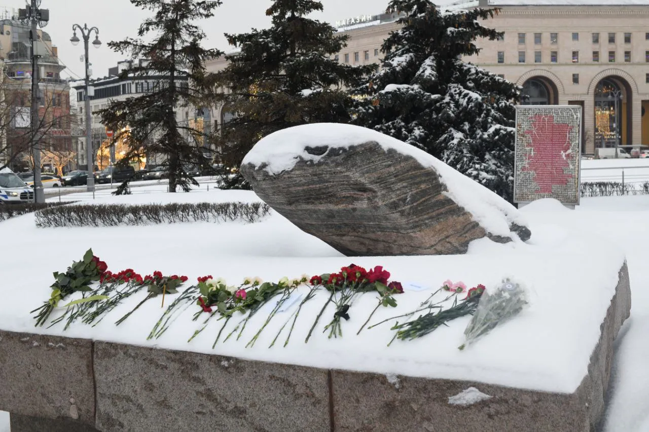 В городах России проходят стихийные митинги памяти Навального