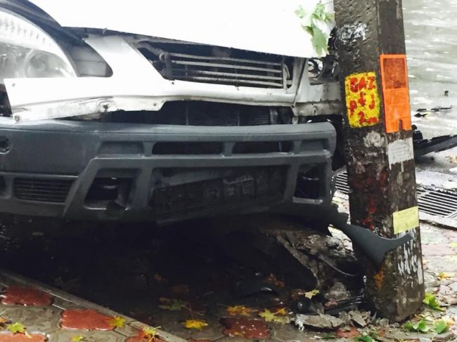 ДТП в центре столицы: один из автомобилей влетел в столб