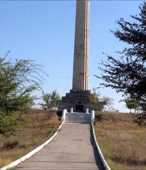 Большегрузный транспорт поломал бордюры у памятника Кагульской битвы