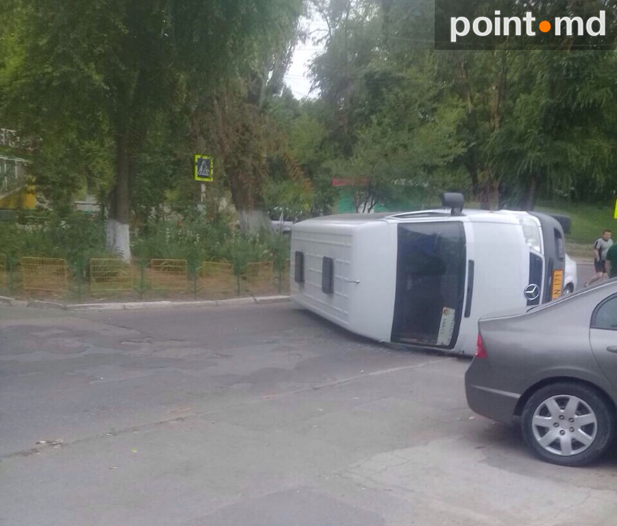 В результате ДТП на Буюканах перевернулся микроавтобус