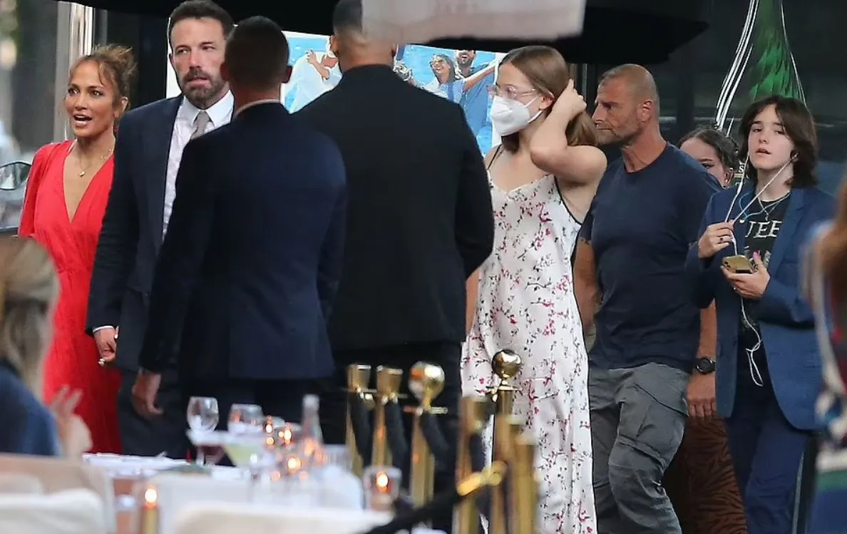 Дженнифер Лопес и Бен Аффлек проводят медовый месяц в Париже
