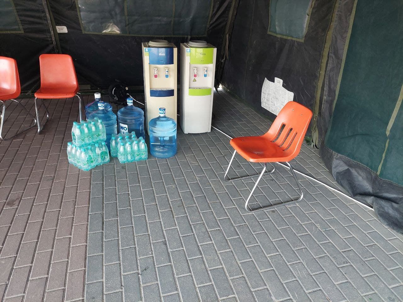 В Комрате установили палатку, где люди могут выпить воды и отдохнуть