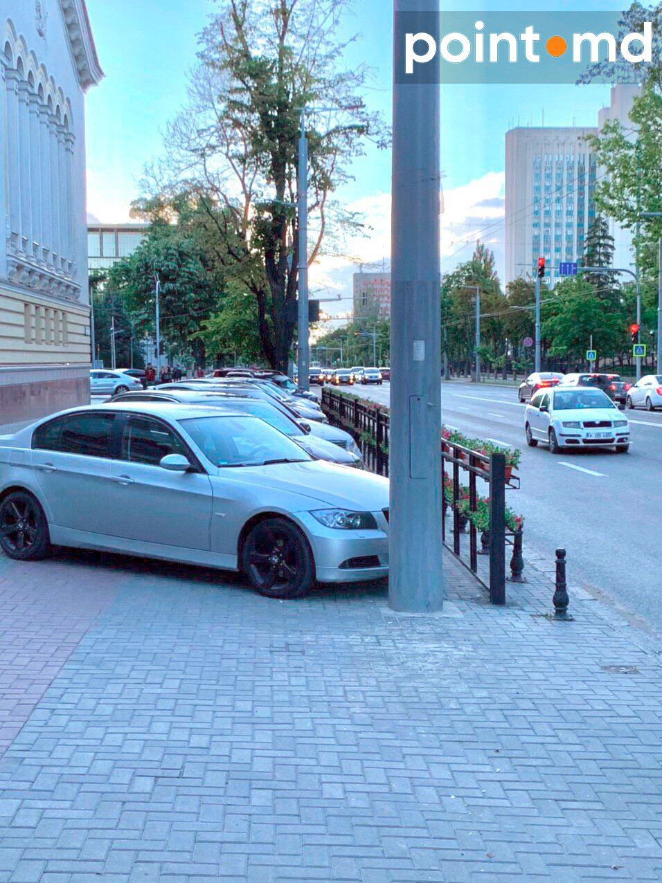 Перед столичным кинотеатром Patria вновь паркуются автомобили