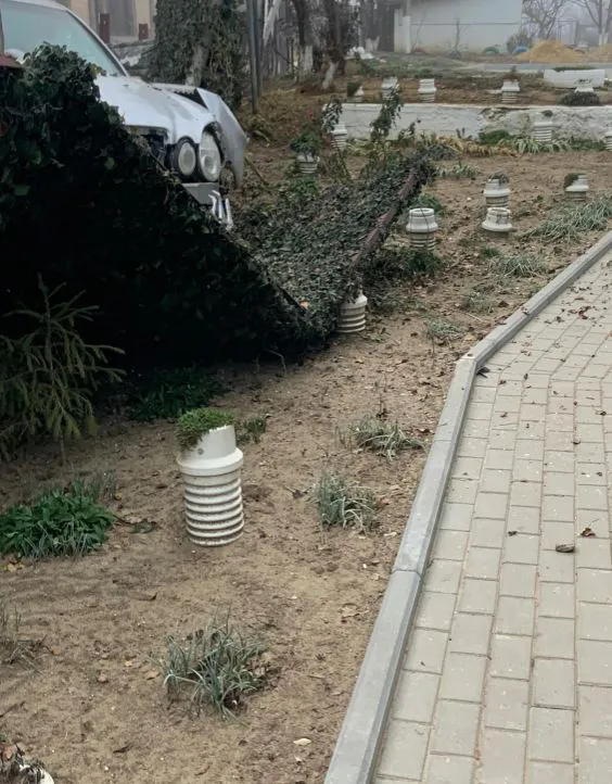 В Вулканештах водитель снес забор детского сада и скрылся с места аварии