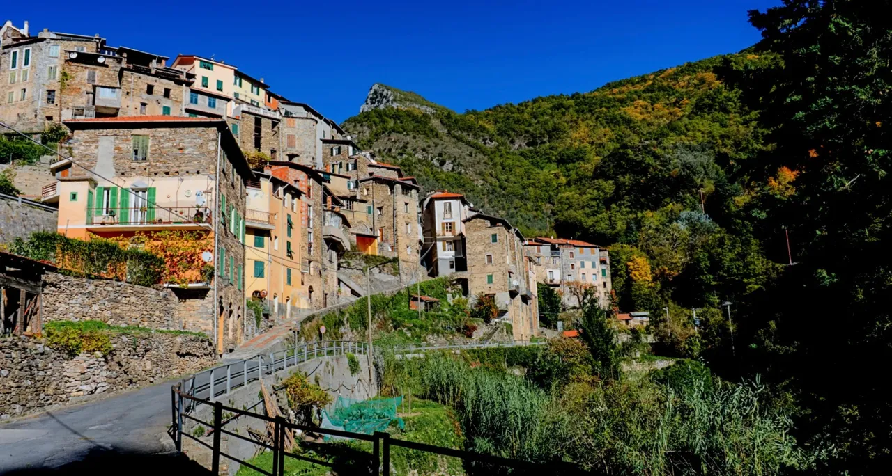 Satele de munte din Italia oferă 100.000 de euro pentru relocare