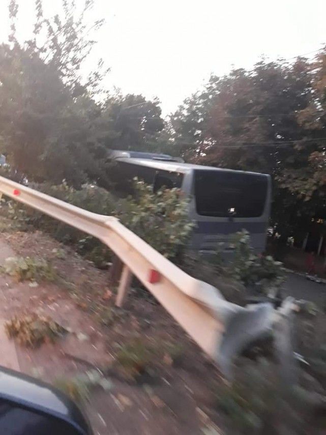 В Румынии автобус с гражданами Молдовы врезался в дерево: есть пострадавшие